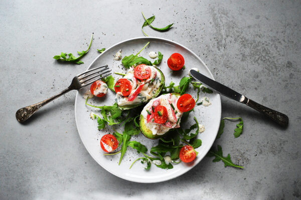 Salade Met Gerookte Kip Avocado En Pijnboompitjes