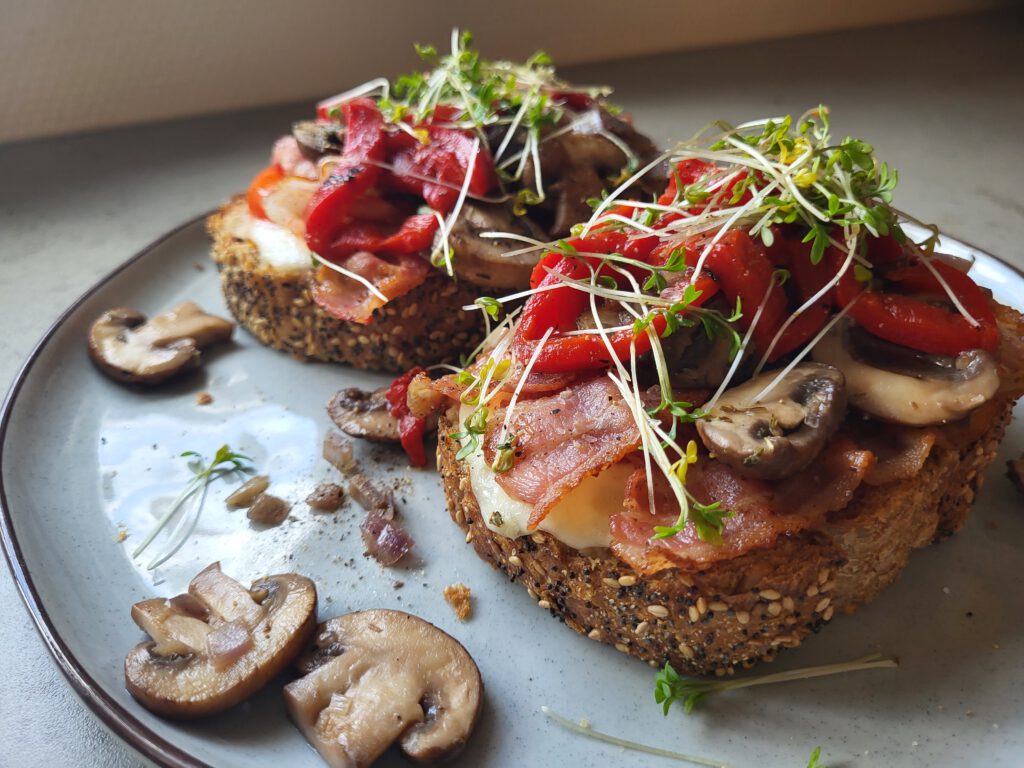 Champignon Toast Met Mozzarella En Spek - Buuf & Buuf Foodies